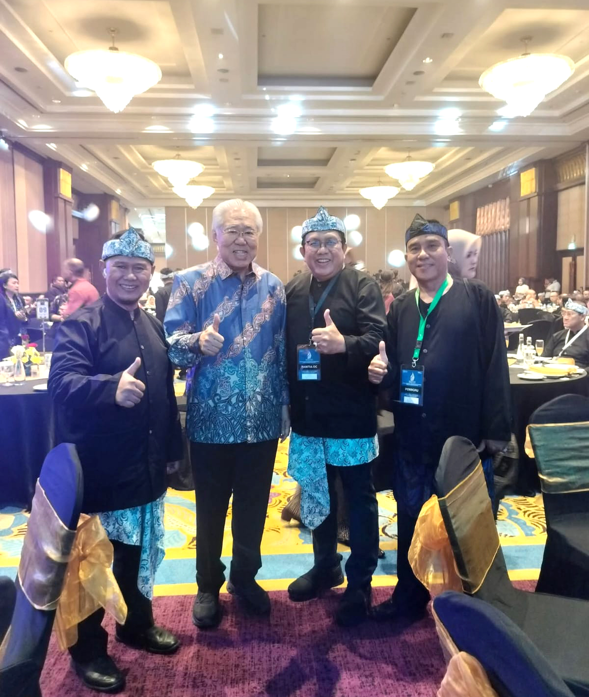 Foto bersama pada malam welcome dinner dengan Bapak Enggartiasto Lukita, Ketua Umum DPN APINDO, Kabid. Organisasi DPN/Ketua Depen DPK APINDO Kabupaten Bogor dan Tantowi Yahya pada acara Rakerkonas XXXIV DPN APINDO 2025.